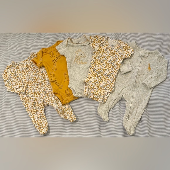 Bundle lot of 5 Baby Girl Gender Neutral sleepers/onesies/bodysuits size PREEMIE - Picture 2 of 4